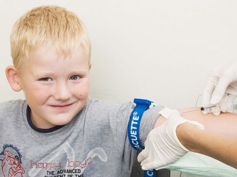 A gyermek vért ad elemzésre parazitafertőzés gyanúja esetén