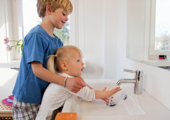 Korai életkortól kezdve a gyermeket meg kell ismertetni a személyes higiéniai szabályokkal. 